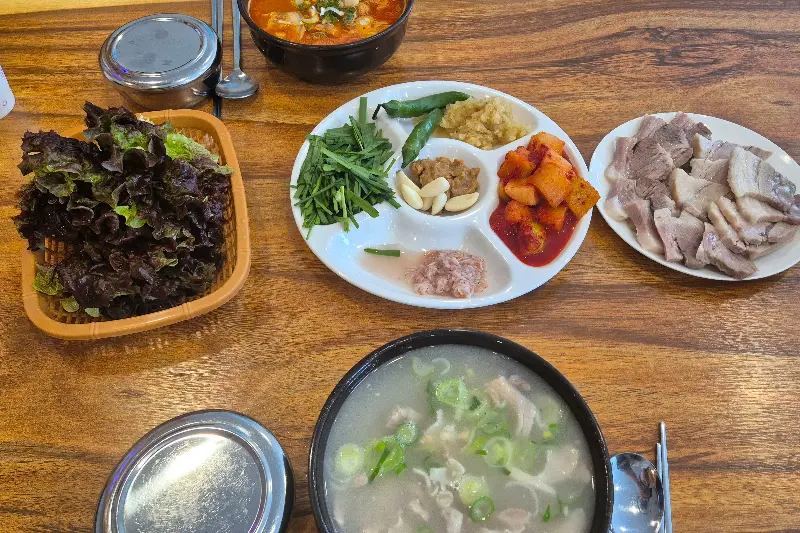 수육백반 한상차림