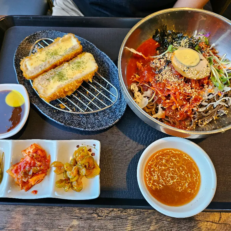 돈까스와 막국수