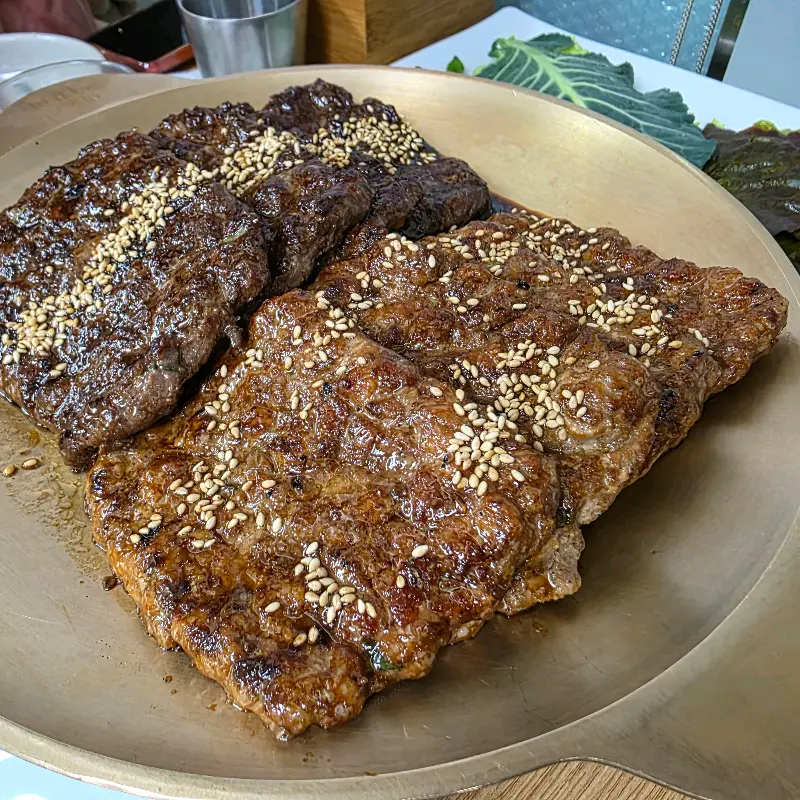 깨가 듬뿍 뿌려진 떡갈비