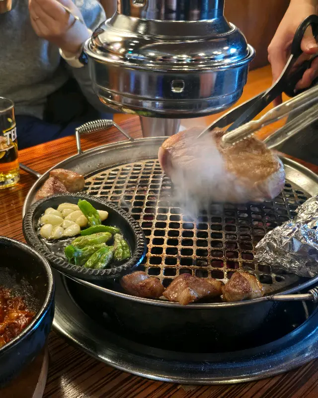 고기를 굽는 직원