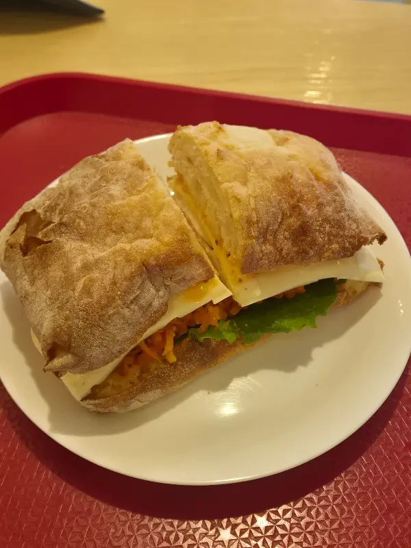 반으로 잘린 닭가슴살 당근라페 샌드위치의 모습