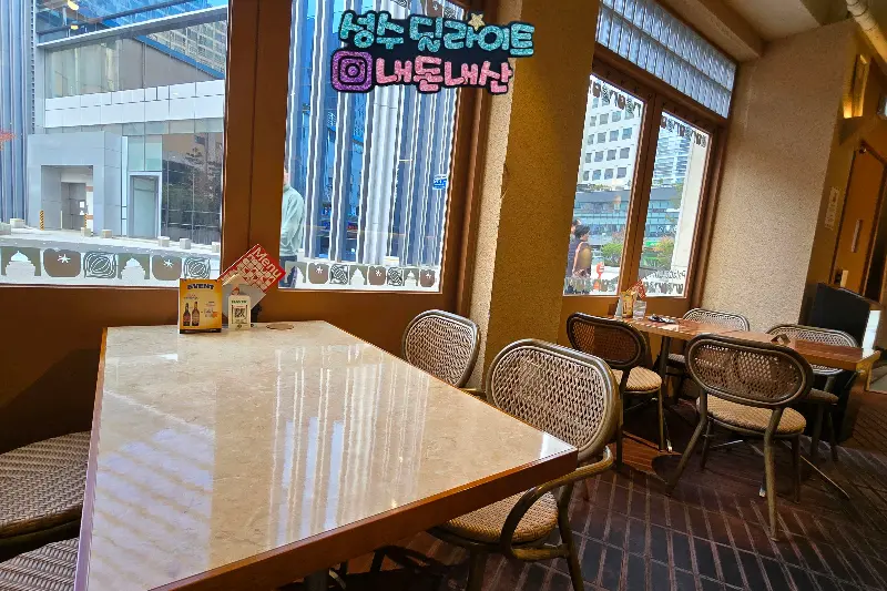 팔레트커리 창가 좌석