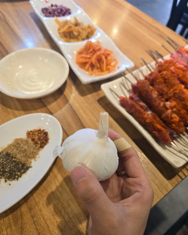 유가네 양꼬치의 푸짐한 한 상 차림