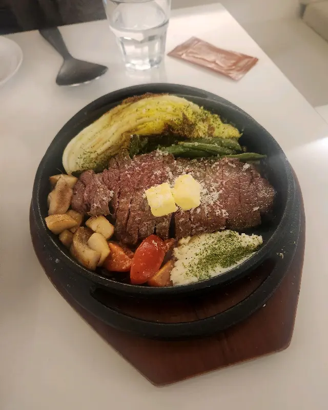 스테이크와 구운 배추