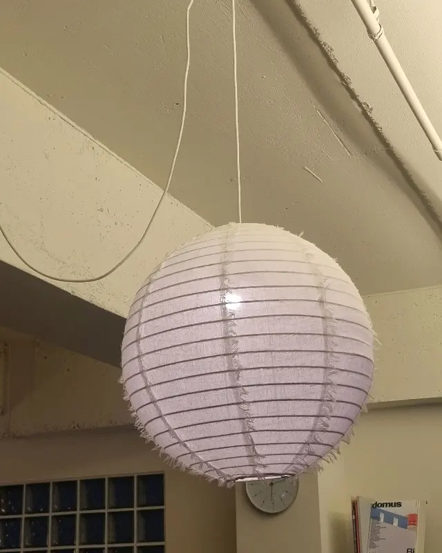 카페 천장에 매달린 라탄 조명