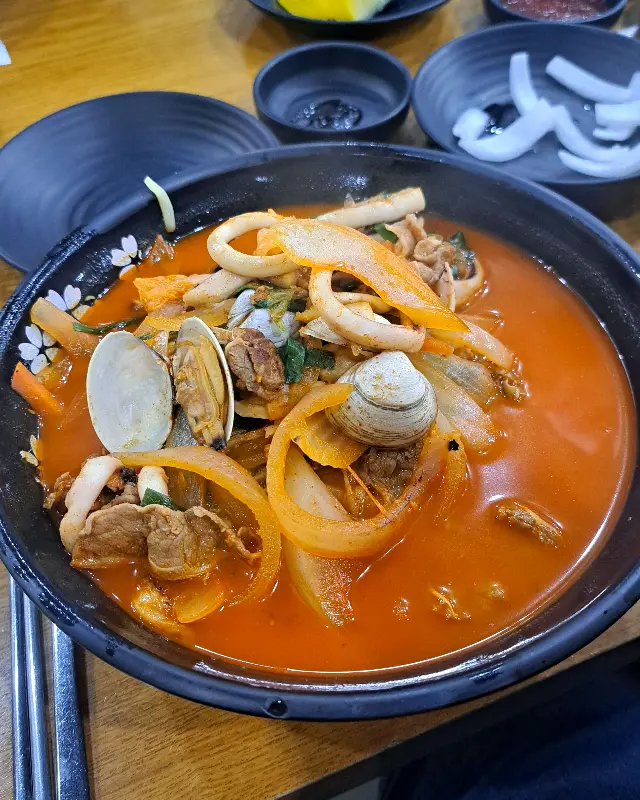 해산물이 가득한 짬뽕