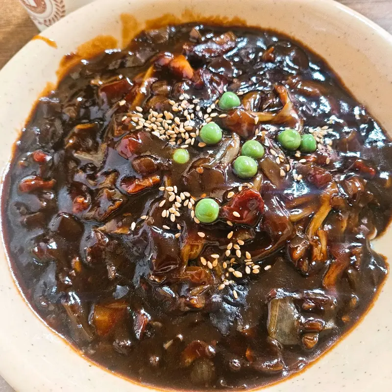 윤기가 좌르르 흐르는 짜장면