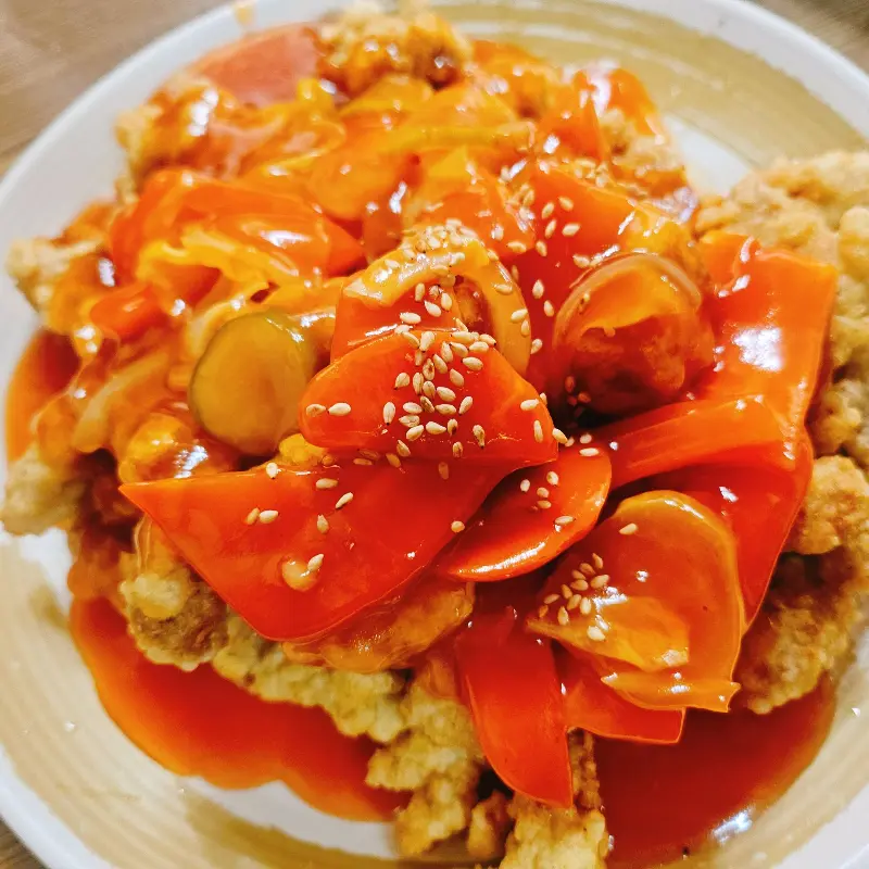 윤기가 자르르 흐르는 케첩 소스가 듬뿍 뿌려진 탕수육