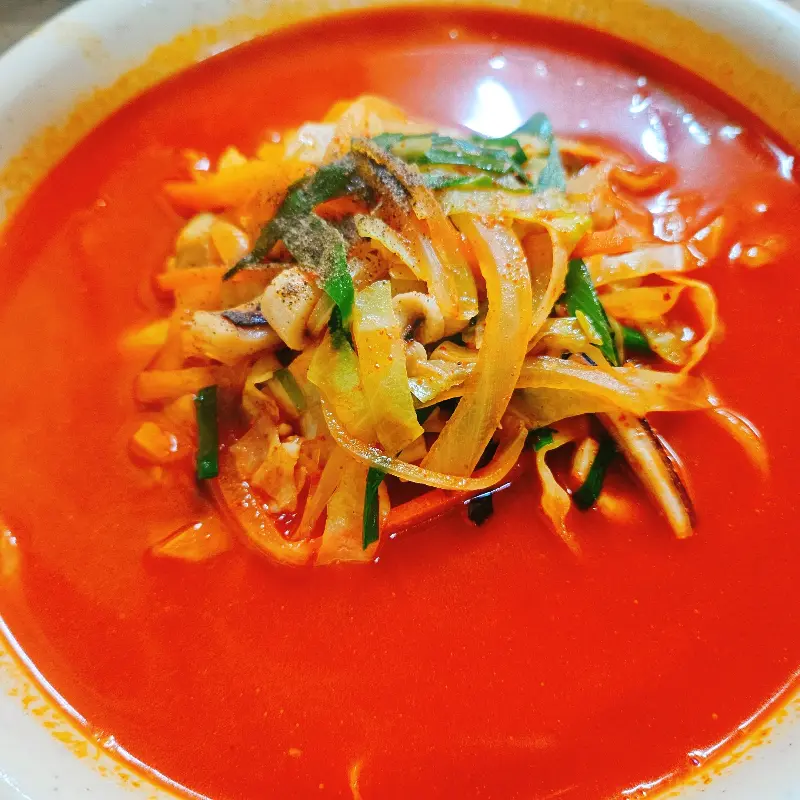 해물이 듬뿍 들어가 시원한 맛을 자랑하는 짬뽕