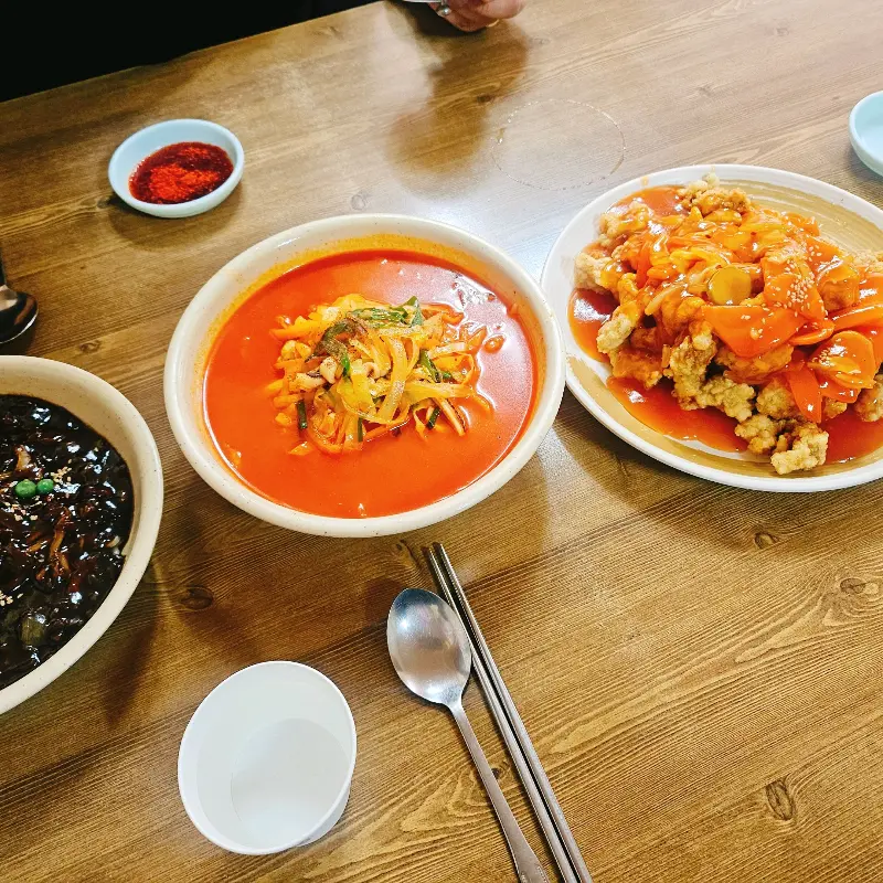 푸짐한 양을 자랑하는 탕수육, 짬뽕, 짜장면