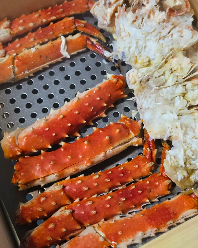 먹기 좋게 손질된 대게 다리