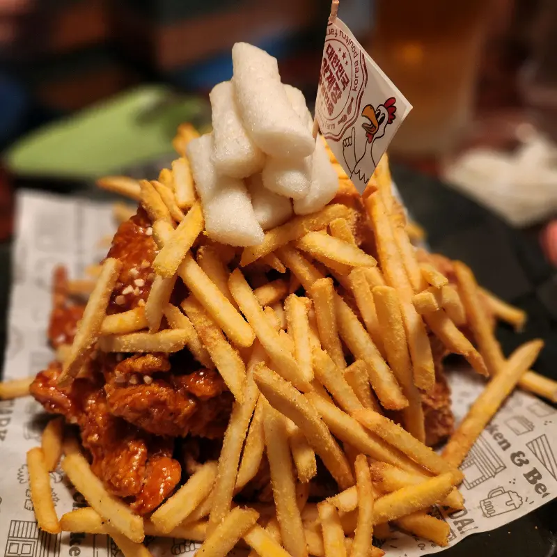 푸짐한 양념 치킨과 감자튀김