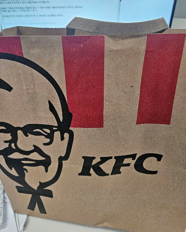 KFC 로고가 박힌 종이 가방