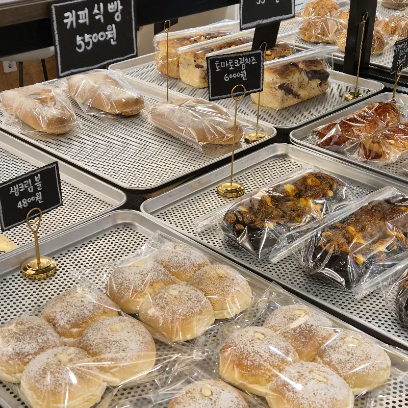 다양한 종류의 빵 진열대