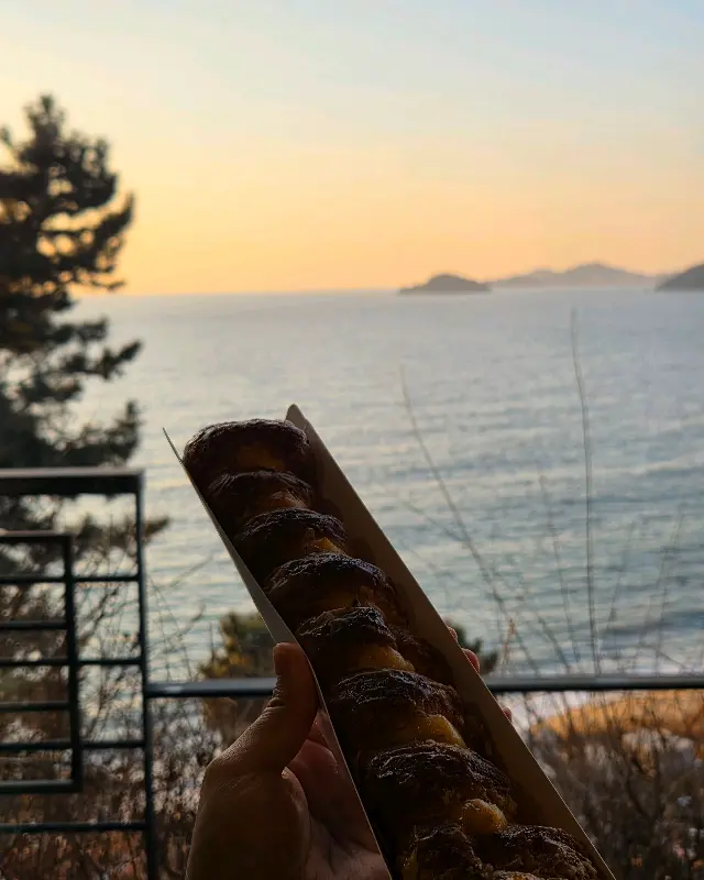 맛있는 빵과 바다