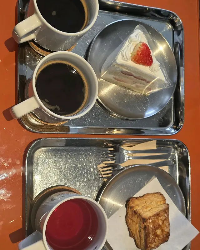 음료와 디저트 전체샷