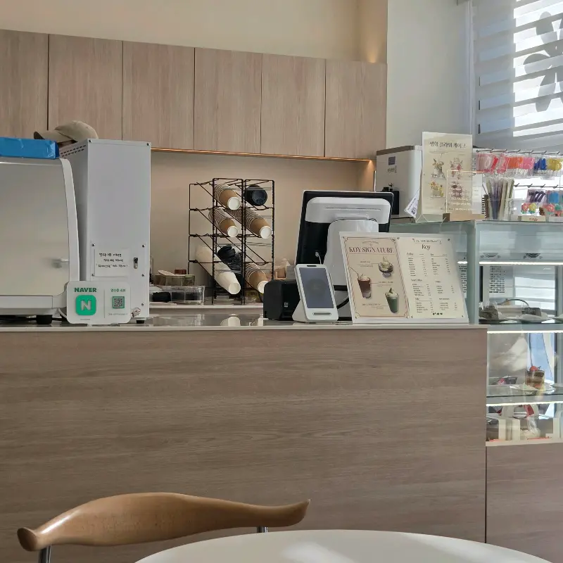 깔끔한 인테리어의 코이 내부 모습