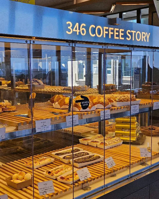 다양한 종류의 빵이 진열된 쇼케이스