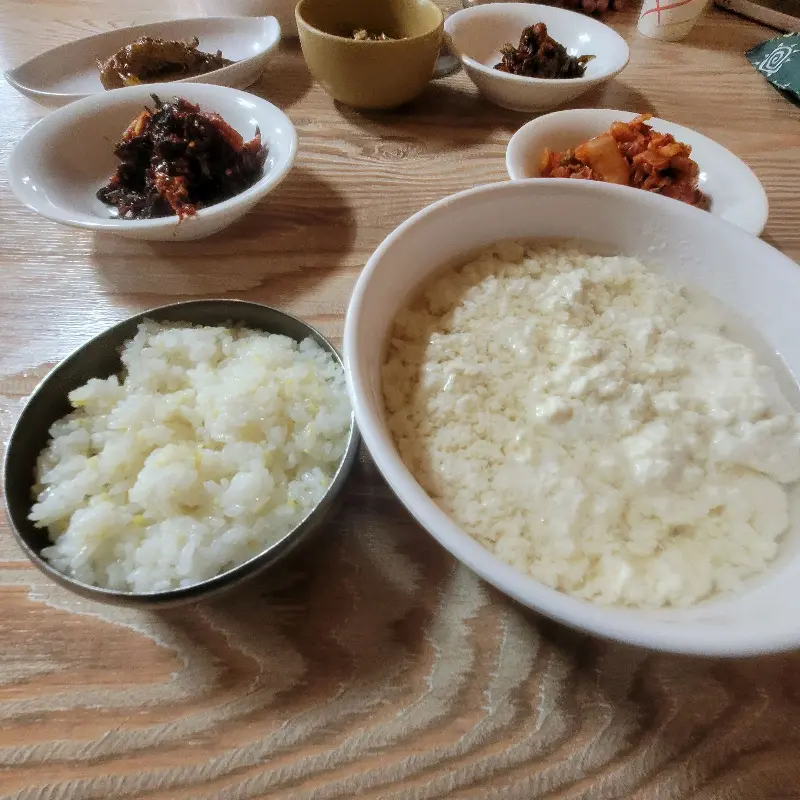 순두부와 다양한 반찬 클로즈업