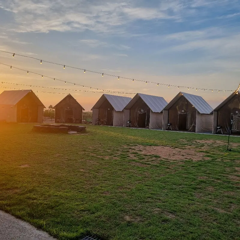 캠핑장 스타일의 고깃집 전경