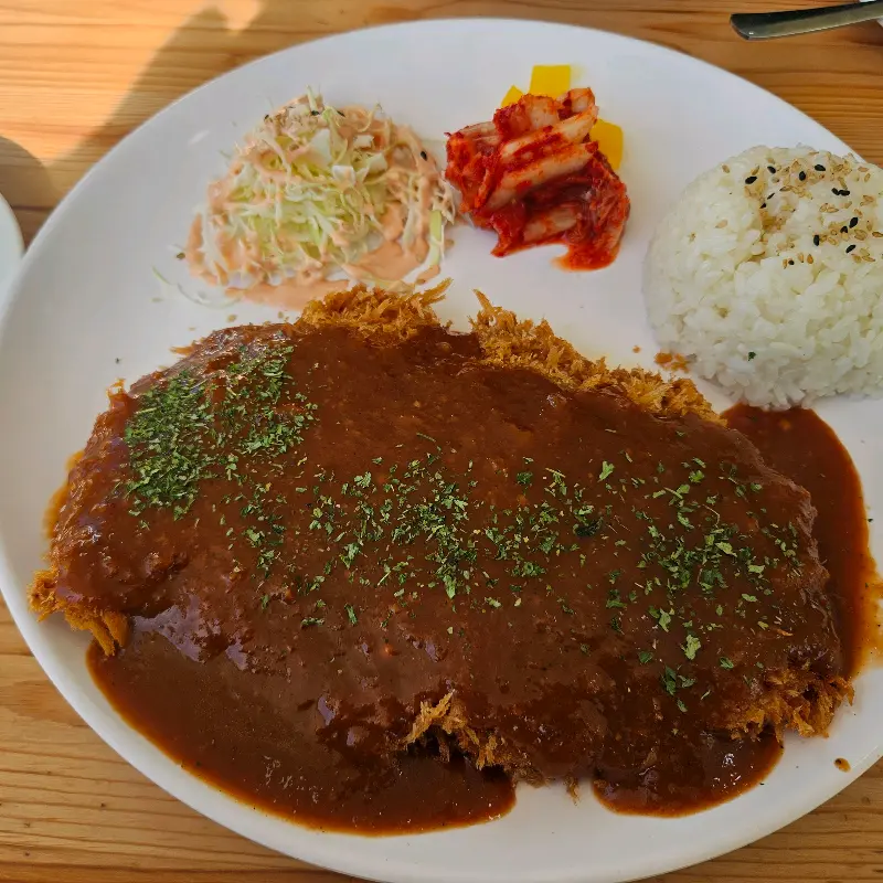 촉촉한 소스가 듬뿍 뿌려진 돈가스