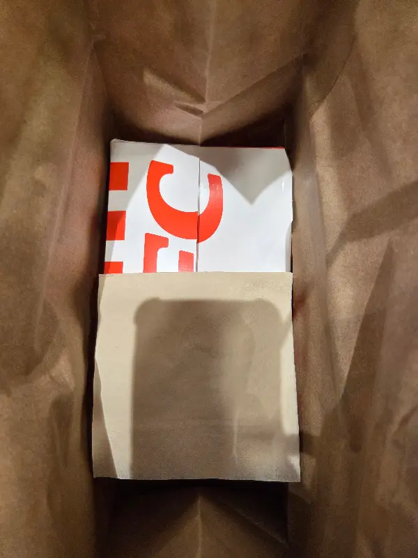 포장 봉투에 담긴 햄버거 세트