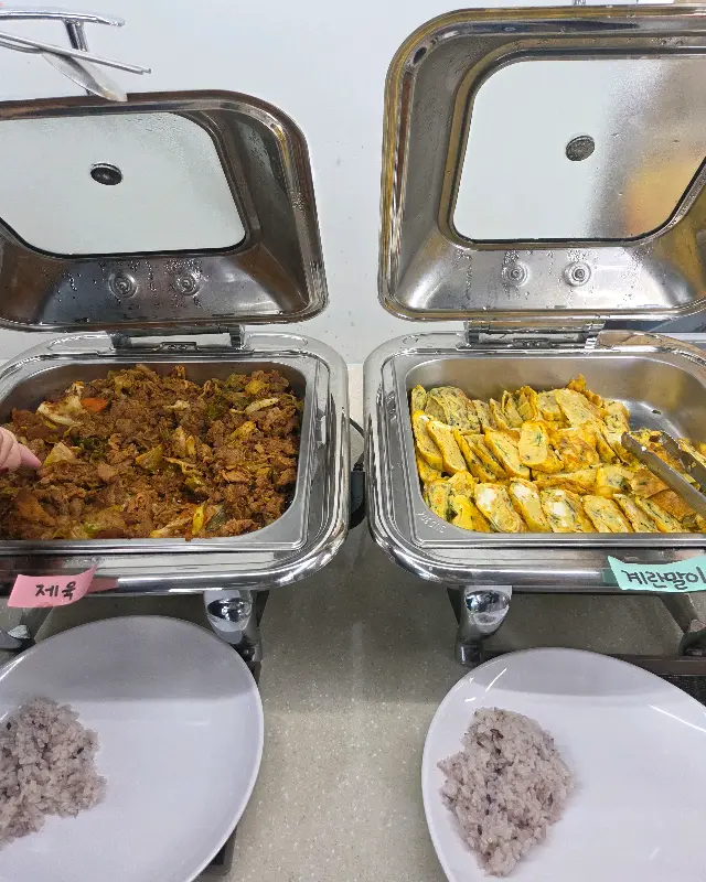 다양한 반찬이 가득한 한식 뷔페 코너