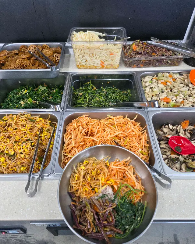 다채로운 채소와 양념이 준비된 비빔밥 코너