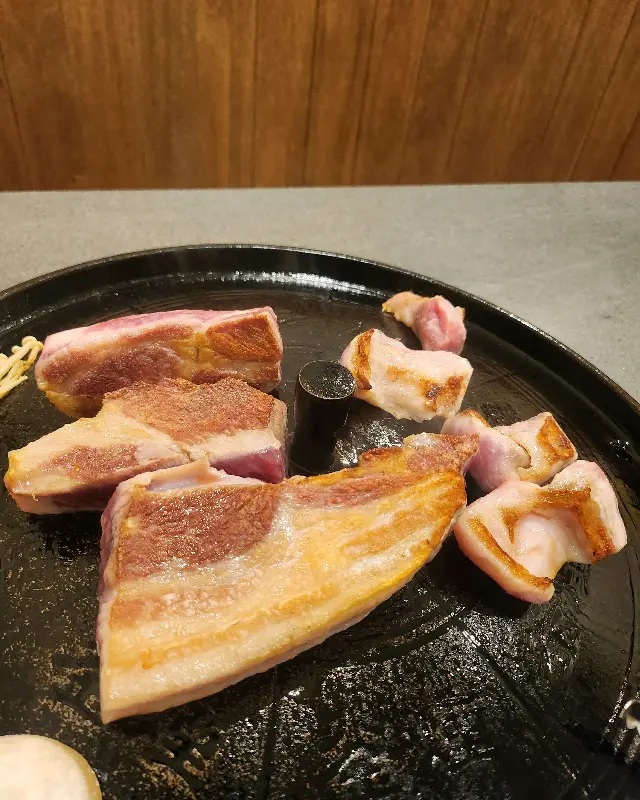 노릇하게 구워진 삼겹살 단독샷