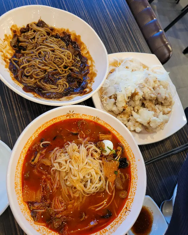 짬뽕, 짜장, 탕수육이 놓여있는 테이블 사진