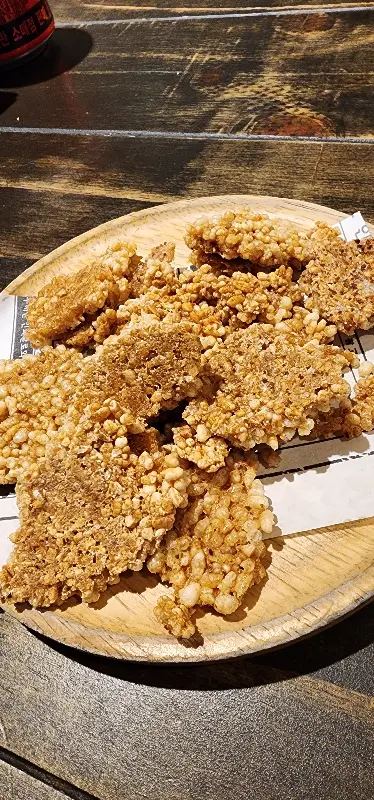 바삭하게 튀겨진 누룽지