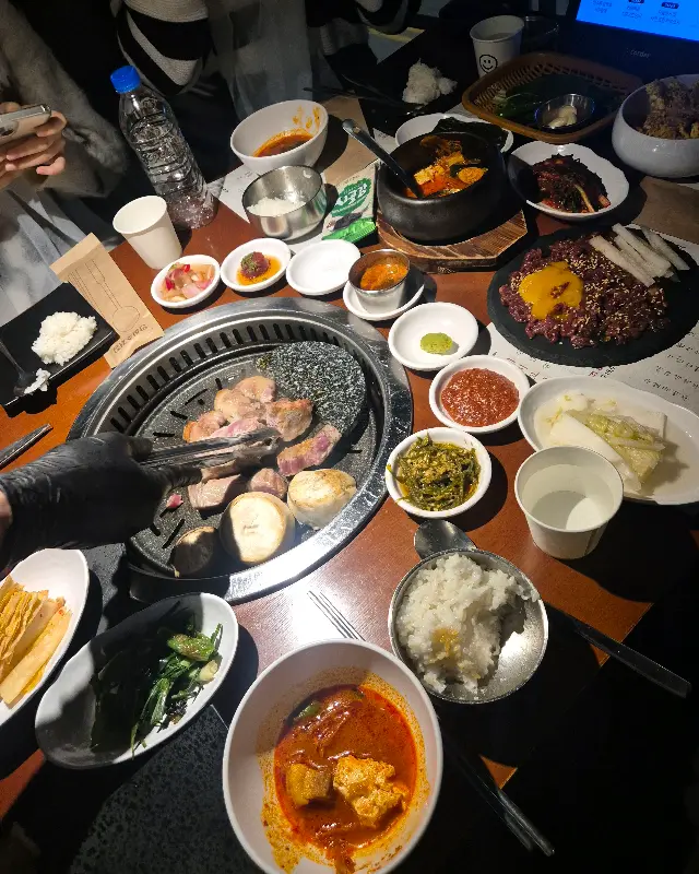 푸짐하게 차려진 초일육의 밑반찬