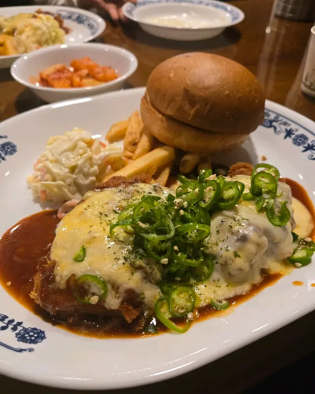 햄버거 빵에 돈까스를 넣어 만든 수제버거