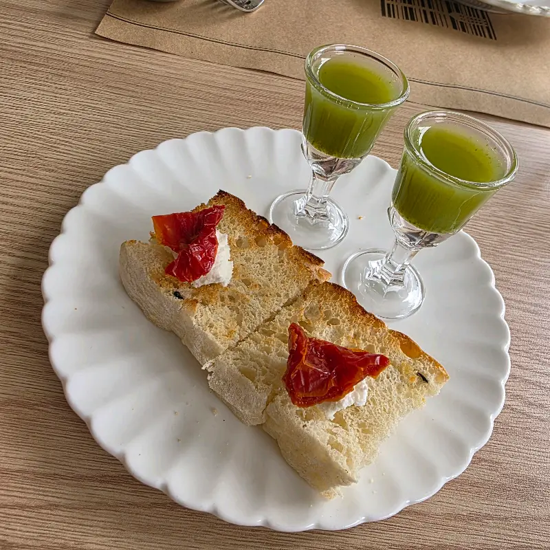 웰컴 드링크와 빵