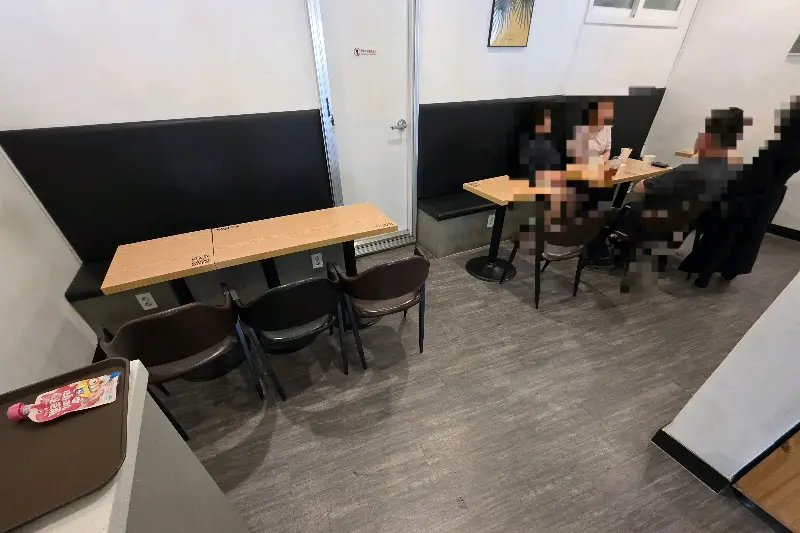 커피에 반하다 내부 테이블