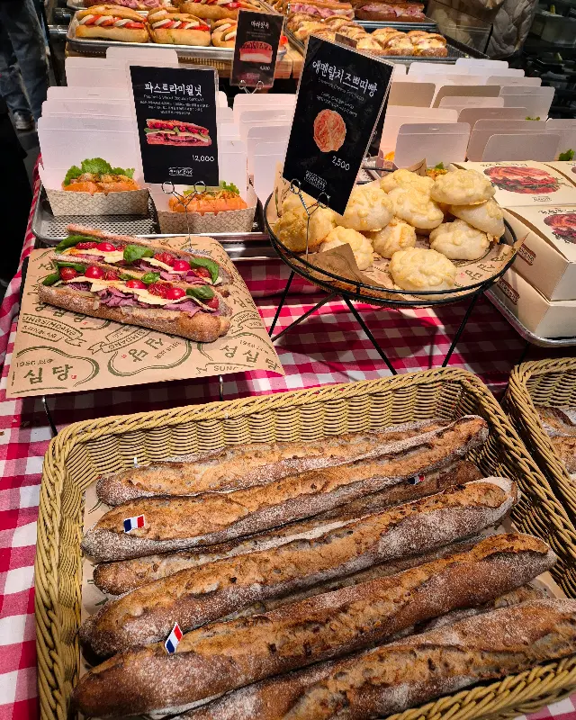 다양한 빵과 샌드위치
