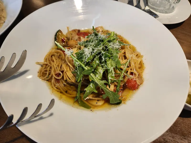 바질크림 파스타의 섬세한 비주얼