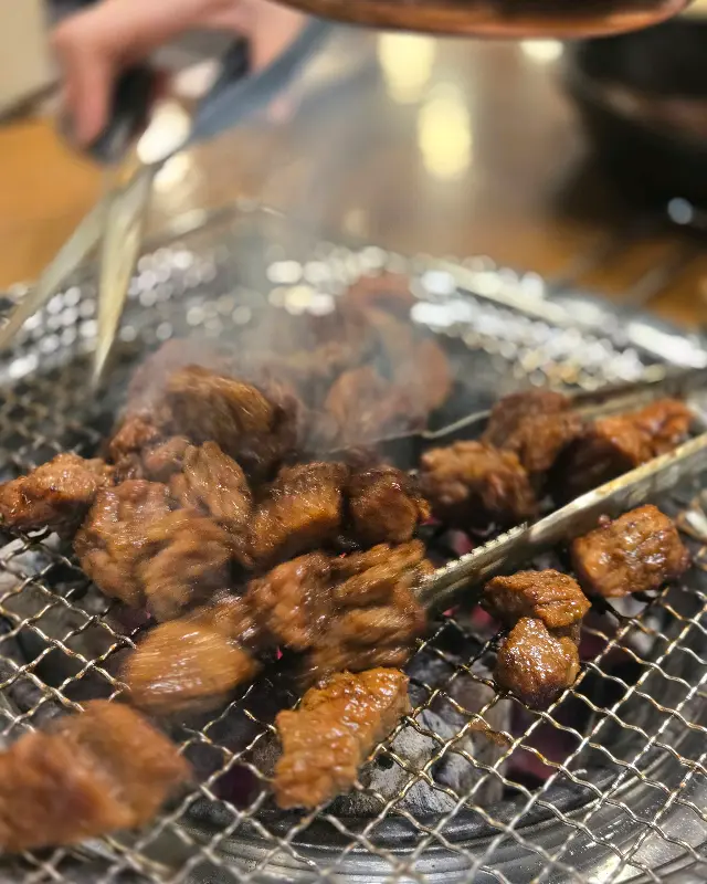연기가 모락모락 피어오르는 돼지갈비