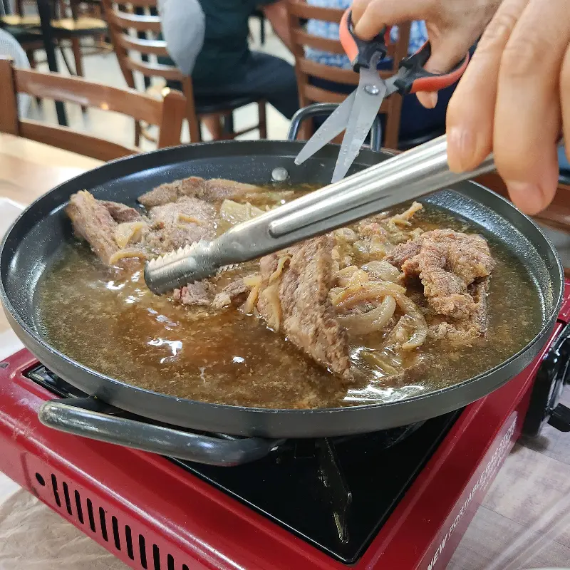 보글보글 끓고 있는 돼지갈비