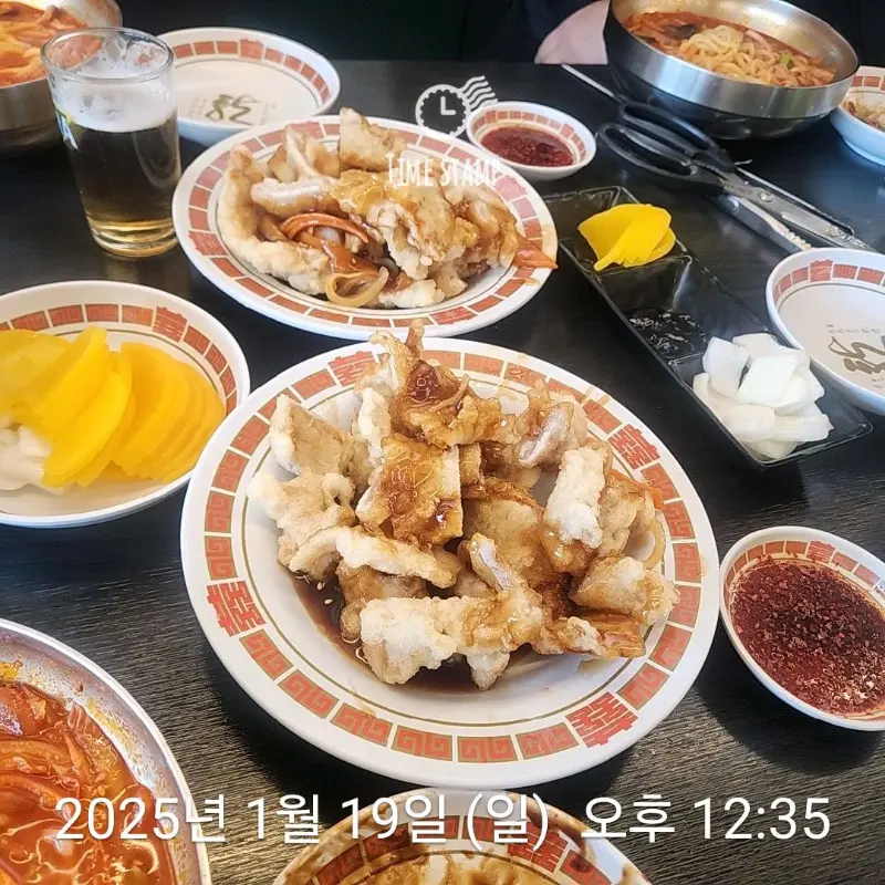 푸짐하게 차려진 짬뽕과 탕수육 한 상