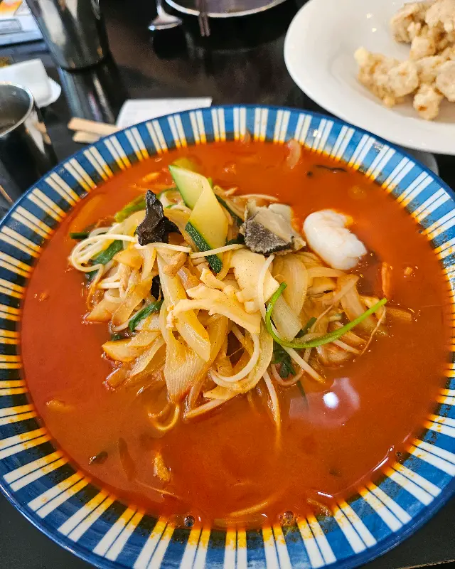 짬뽕과 탕수육 한 상 차림