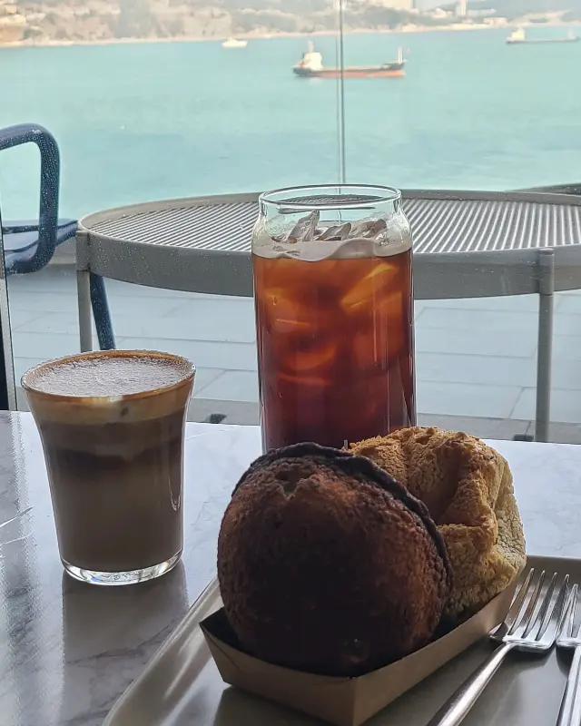 카페라떼와 크림치즈 소금빵