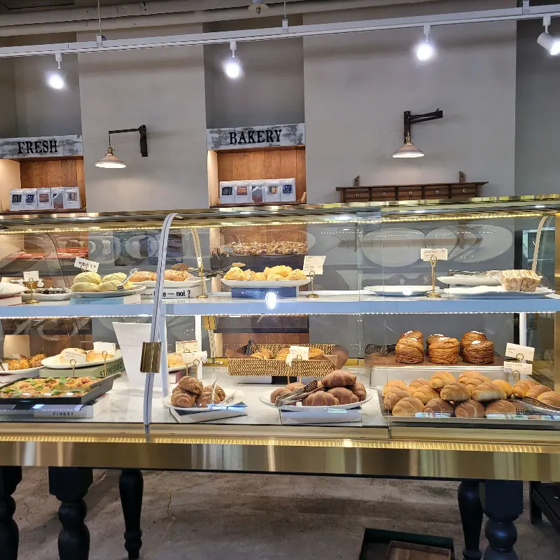 다양한 빵 종류가 진열된 쇼케이스