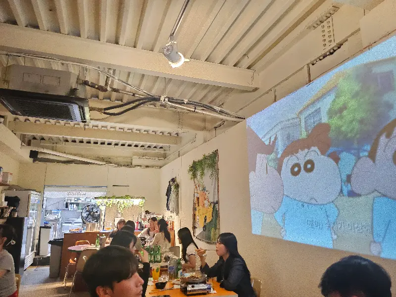 빔 프로젝터로 상영되는 영상