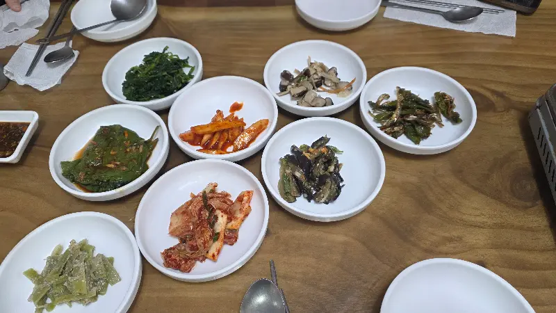 해돋이 식당의 다양한 밑반찬
