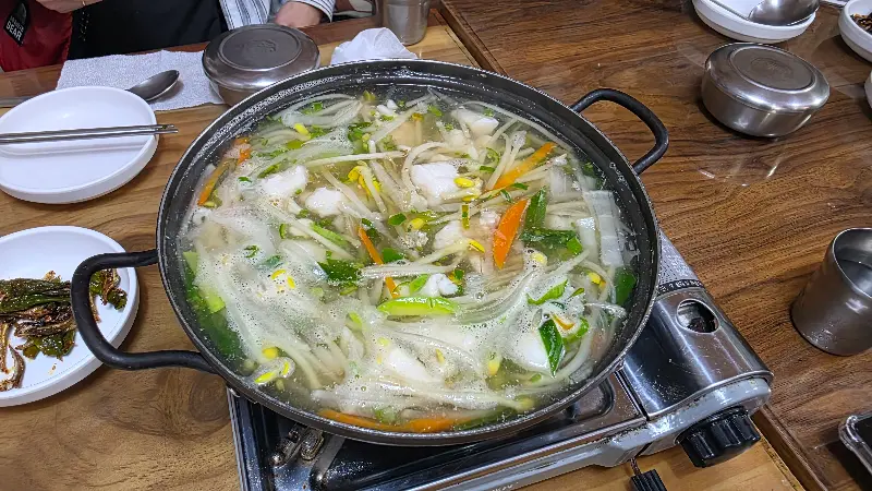 보글보글 끓고 있는 오징어 내장탕