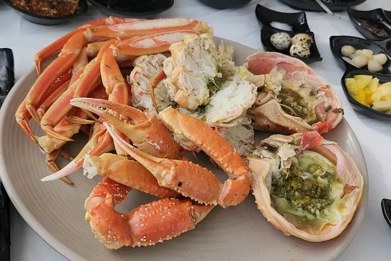 푸짐하게 차려진 대게 한 상
