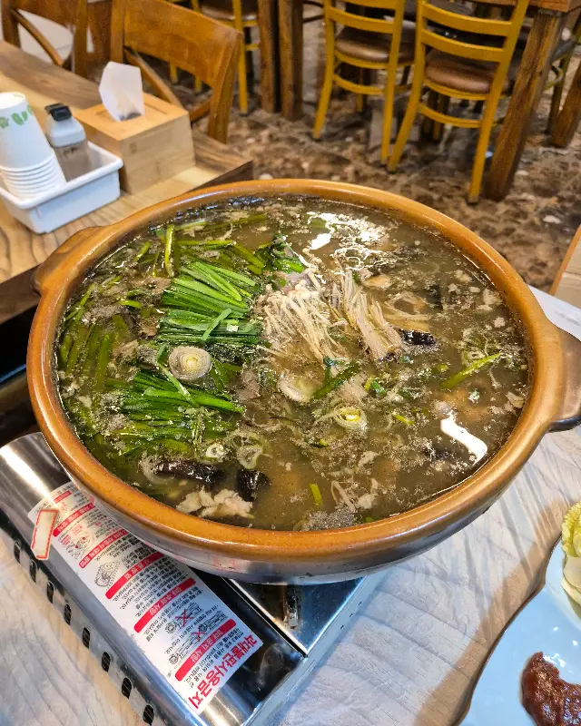 능이버섯, 팽이버섯, 부추가 듬뿍 들어간 능이오리백숙