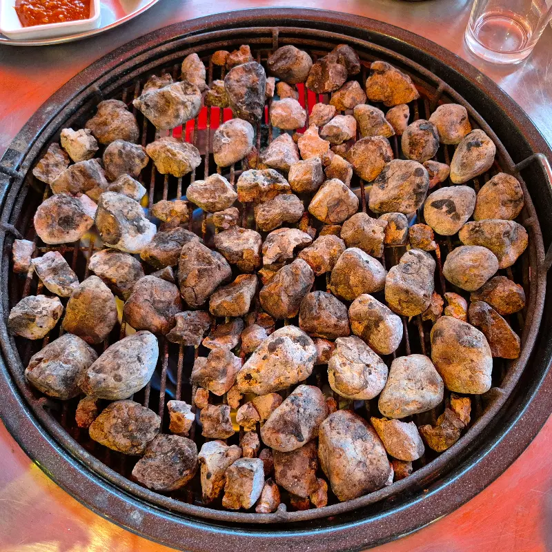조개구이를 굽기 위한 뜨거운 숯불