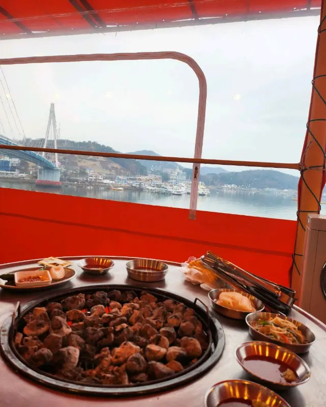 돌산대교가 한눈에 보이는 2층 창가 자리